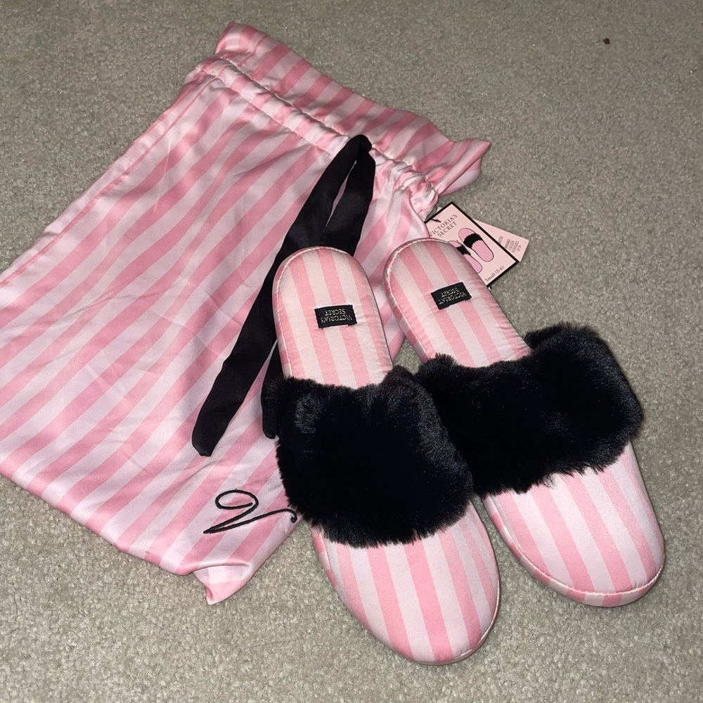 VICTORIA’S SECRET SLIPPERS NEW!!